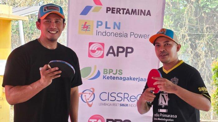 Pasangan H Heru Pujihartono (kiri) dan Rais Adnan mewakili tim Nendia Media di perlombaan tenis meja pada ajang Jurnalis Fest 2024 di Taman Pemuda Pratama, Kecamatan Beji, Depok, Jawa Barat, Sabtu (24/8/2024).