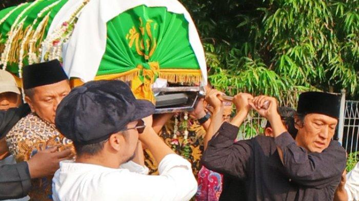 Penyanyi Ikang Fawzi (kanan) terlihat tegar saat mengantarkan jenazah Marissa Haque ke tempat peristirahatan terakhirnya di TPU Tanah Kusir, Jakarta Selatan, Rabu (2/10/2024). Ikang Fawzi yang tampak terpukul selama ada di rumah duka ini terlihat ikut membawa keranda jenazah Marissa Haque dari ambulans hingga liang lahat.