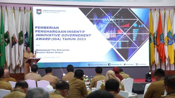 Menteri Dalam Negeri (Mendagri) Muhammad Tito Karnavian menyerahkan penghargaan kepada daerah terinovatif pada gelaran Innovative Government Award (IGA) 2023.
