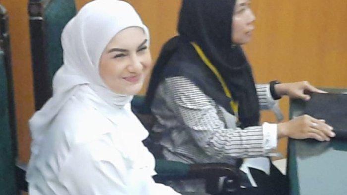 Pemain sinetron Irish Bella hadir saat sidang mediasi perceraiannya dengan Ammar Zoni digelar di Pengadilan Agama Depok, Jawa Barat, Kamis (23/11/2023).