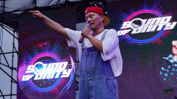 Penyanyi rap Iwa K saat beraksi di Festival musik Sound of Unity yang diinisiasi Hogers Indonesia yang mampu menyatukan kegembiraan pecinta otomotif dan musik dalam satu tempat. Seakan menjawab para festival goers, entertainment seekers dan automotive enthusiast, Sound of Unity digelar di Community Park PIK 2, Jakarta Utara, Minggu (12/11/2023).