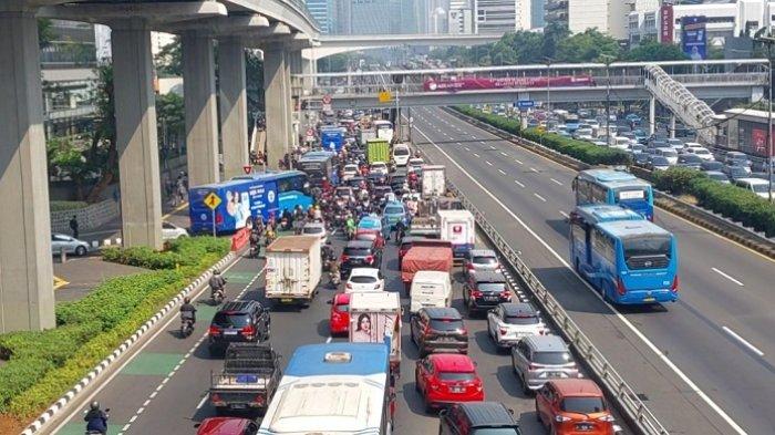 Ilustrasi Jalan Gatot Subroto, Jakarta Selatan, yang biasa macet tiap hari, dikejutkan oleh temuan pria gantung diri di pohon.