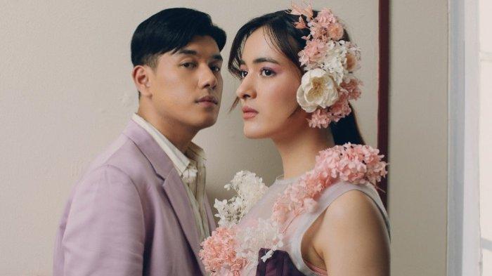 Penyanyi Mawar de Jongh dan Jaz untuk pertama kalinya berduet dalam single berjudul Bukan Dengan Dia dan mulai dirilis Jumat (28/6/2024). Menariknya, lagu Bukan dengan Dia ini mempertemukan dua penyanyi dari dua label besar, yaitu Trinity Optima Production (Mawar de Jongh) dan Sony Music Entertainment Indonesia (Jaz).