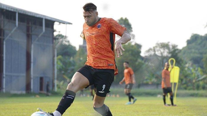 Marko Simic dalam sebuah sesi latihan bersama tim Persija Jakarta.