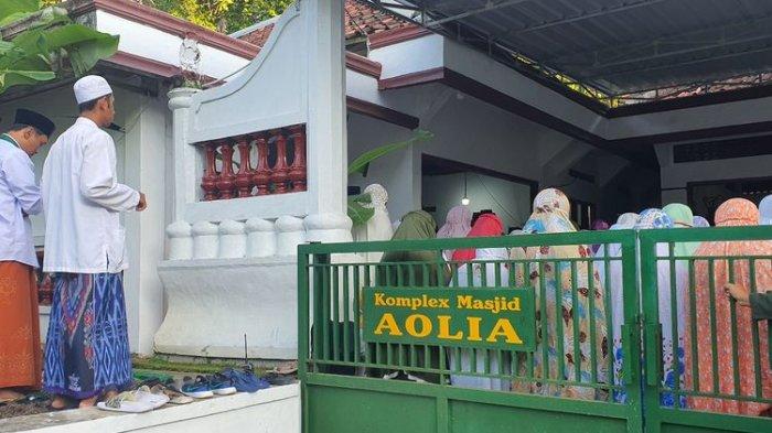 Jemaah Masjid Aolia di Panggang III, Giriharjo, Panggang, Gunungkidul, menggelar Salat Id 1445 H pada hari ini, Jumat (5/4/2024) atau lima hari lebih awal dari Salat Id Muhammadiyah dan kemungkinan Salat Id yang ditetapkan pemerintah. Foto: Salat Id Jemaah Aolia tahun 2023 yang juga lebih cepat dua hari dari jadwal pemerintah.