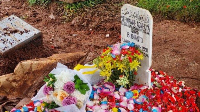 Jenazah Stevie Agnecya dikuburkan di TPU Tanah Kusir, Jumat (22/3/2024) dengan dua nama tertulis di nisan