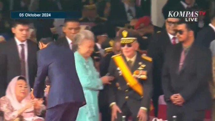 Jokowi menyapa tamu kehormatan yang hadir dalam Peringatan HUT ke-79 TNI di Lapangan Silang Monas, Gambir, Jakarta Pusat pada Sabtu (5/10/2024).