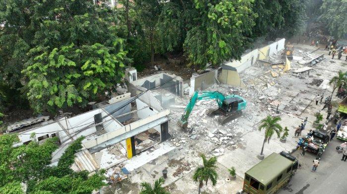 PENERTIBAN - PT Kereta Api Indonesia (KAI) Daerah Operasi 1 Jakarta bersama Pemerintah Kabupaten Karawang, melakukan penertiban bangunan liar di wilayah emplasemen Stasiun Karawang pada Kamis (3/7/2025). Kegiatan penertiban ini merupakan bagian dari upaya bersama dalam menata kawasan perkotaan yang lebih tertib, aman, dan bermanfaat bagi masyarakat, sekaligus mengembalikan fungsi lahan sesuai peruntukannya.