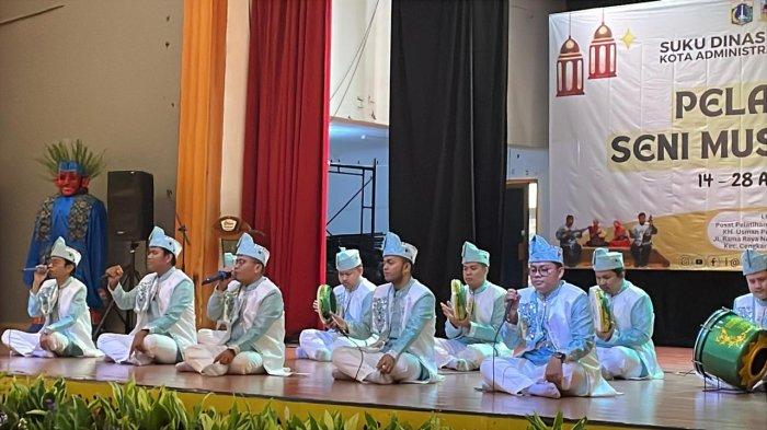 KISAH INSPIRATIF - Potret grup musik islami Al-Munawar di PPSB Rawa Buaya, Cengkareng, Jakarta Barat. Sekelompok remaja yang tergabung dalam grup-grup musik islami pun melengkapi suasana pelatihan yang digelar oleh Suku Dinas Kebudayaan Jakarta Barat tiap tahunnya.
