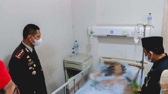 Kapolres Metro Tangerang Kota Kombes Pol Zain Dwi Nugroho (kiri) bersama Forkopimda menjenguk ART yang lompat dari lantai 3 rumah majikannya berinisial CC di RSUD Kabupaten Tangerang, Kota Tangerang, Banten, Sabtu (1/6/2024). CC mengalami patah dua pergelangan kakinya.