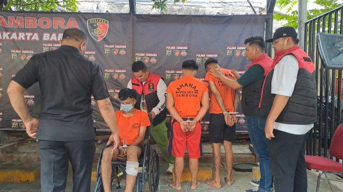 Kapolsek Tambora, Kompol Donny Harvida dalam konfetensi pers di Mapolsek Tambora, Jakarta Barat pada Kamis (25/4/2024).