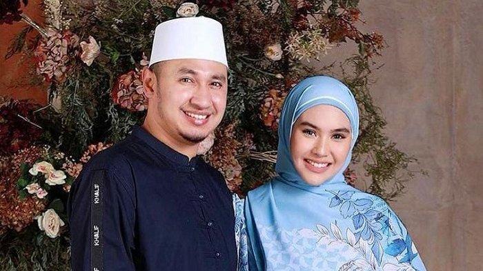 Aktris sekaligus presenter Kartika Putri bersama Habib Usman Bin Yahya.
