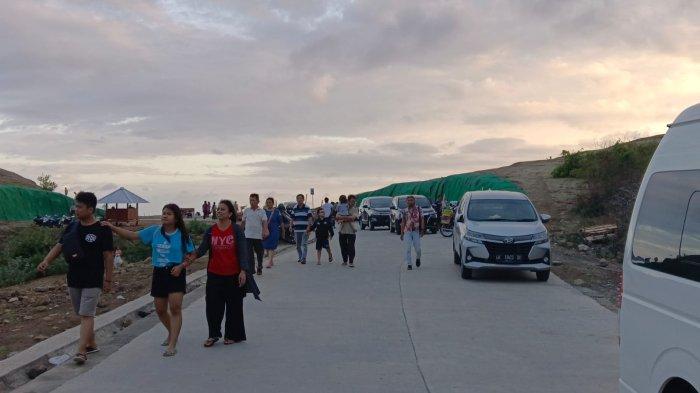 Kawasan wisata Bukit Merese Mandalika, Jalan Kuta Lombok, Kelurahan Kuta, Kecamatan Pujut, Kabupaten Lombok Tengah, Nusa Tenggara Barat (NTB), ramai dikunjungi wisatawan, Kamis (6/7/2023).
