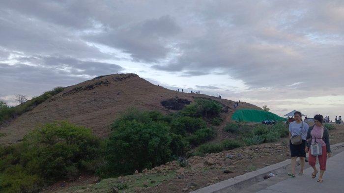 Kawasan wisata Bukit Merese Mandalika, Jalan Kuta Lombok, Kelurahan Kuta, Kecamatan Pujut, Kabupaten Lombok Tengah, Nusa Tenggara Barat (NTB), ramai dikunjungi wisatawan, Kamis (6/7/2023). (Wartakotalive.com/Miftahul Munir)