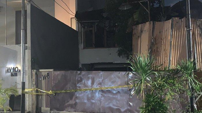 Kondisi rumah di perumahan elit dekat Simprug Golf, Jalan Terusan Hang Lekir, Grogol Selatan, Kebayoran Lama, Jakarta Selatan, Jumat (3/1/2025) sore, yang terbakar hingga menewaskan pekerja bangunan. (Ramadhan L Q)