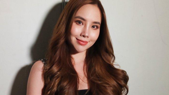 Kecantikan Agatha Chelsea membuat dijuluki Barbie hidup.