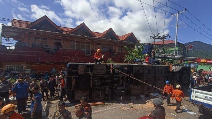 KECELAKAAN BUS DI PADANG - Petugas gabungan melakukan proses evakuasi terhadap korban kecelakaan bus ALS di Bukit Surungan, Kecamatan Padang Panjang Barat, Kota Padang Panjang, Sumatera Barat, Selasa (6/5/2025). 12 penumpang dinyatakan tewas, puluhan lainnya luka-luka.