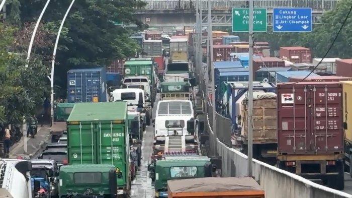 MACET JAKARTA UTARA - Kemacetan parah terjadi di sejumlah ruas jalan akses Pelabuhan Tanjung Priok, Jakarta Utara, Kamis (16/4/2025). Diduga kemacetan terjadi karena tingginya aktivitas di pelabuhan.