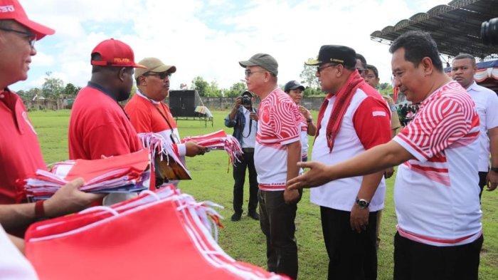 Kementerian Dalam Negeri (Kemendagri) melakukan gerakan pembagian 10 juta bendera merah putih di Kota Sorong, Provinsi Papua Barat Daya, Selasa (1/8/2023).