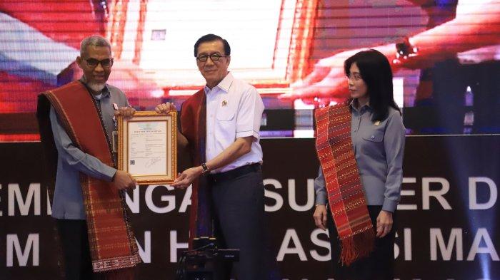 Kepala BPSDM Hukum dan HAM, Ir. Razilu M.Si., CGCAE (kiri) mendapatkan Sertifikat Hak Cipta Lagu Mars BPSDM Hukum dan HAM yang diserahkan langsung oleh Menteri Hukum dan HAM, Yasonna H. Laoly disaksikan oleh Direktur Jenderal Kekayaan Intelektual, Min Usihen, S.H., M.H, saat peluncuran Webinar Series dengan tema