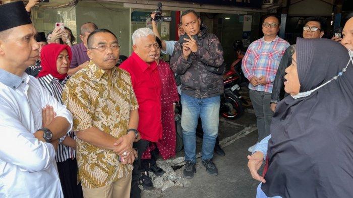 Ketua Fraksi PDI Perjuangan DPRD DKI Jakarta Gembong Warsono (batik cokelat) saat berbincang dengan pedagang Pasar Tanah Abang, Jakarta Pusat, Jumat (22/9/2023)