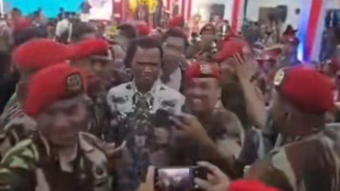 VIRAL MEDIA SOSIAL - Tangkapan layar video viral yang merekam momen Ketua GRIB Jaya berfoto bersama sejumlah anggota Kopassus. Video tersebut menuai kritik dari masyarakat.