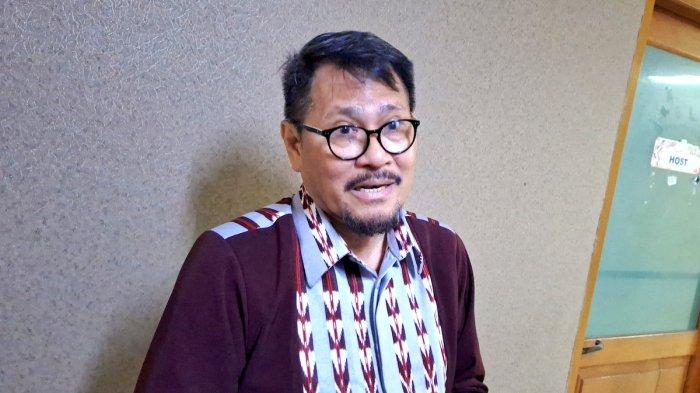 CARI SOLUSI - Ketua LMKN, Dharma Oratmangun meminta Yoni Dores dan Lesti Kejora duduk bareng hingga cari solusi, atas masalah mengenai dugaan pelanggaran hak cipta. Lesti dilaporkan Yoni atas dugaan pelanggaran tersebut. (Ari).