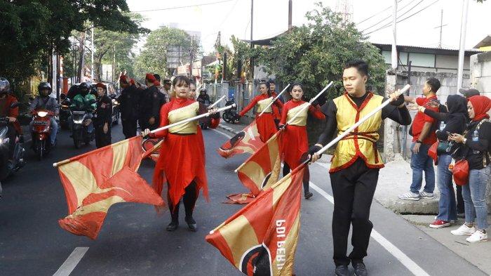 Sejumlah anggota marching band, penari, dan para kader PDIP memulai kirab 17 Agustus dari Lapangan Futsal Galaxi menuju sekolah Partai PDIP di Jagakarsa, Jakarta Selatan, Kamis (17/8/2023). Upacara dimulai pada pukul 07.50 dengan inspektur upacara Sekjen PDIP Hasto Kristiyanto. Tak hanya marching band, kirab ini juga dimeriahkan puluhan peserta yang mengenakan pakaian adat daerah nusantara.