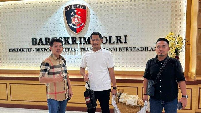 Ko Apex (kiri) bersama tim kuasa hukumnya saat mendatangi Mabes Polri, Jakarta Selatan.