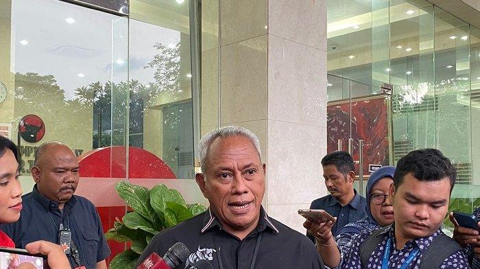 Ketua Bidang Kehormatan DPP PDI Perjuangan (PDIP), Komarudin Watubun mengungkapkan isi pertemuan dengan Wali Kota Medan Bobby Nasution di DPP PDIP, Jalan Pangeran Diponegoro, Menteng, Jakarta Pusat, Senin (6/11/2023).