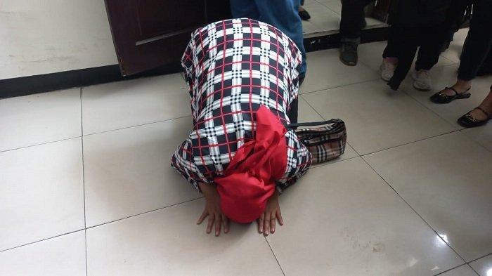 Korban Penipuan Seleksi CPNS Bodong Olivia Nathania Sujud Syukur di Depan Ruang Sidang.