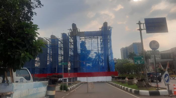 LAWANG KORI - Pemerintah Kabupaten Bogor mulai melakukan penataan Tugu Lawang Kori Jalan Tegar Beriman, Kelurahan Pakansari, Kecamatan Cibinong, pada Rabu (30/8/2025).