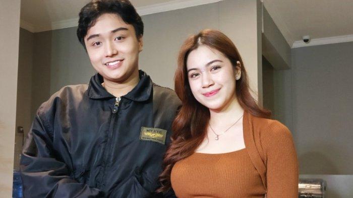Pemain sinetron Leon Dozan dan Rinoa Aurora Senduk setelah saling memaafkan usai terungkapnya kasus dugaan penganiayaan saat dijumpai di Lebak Bulus, Jakarta Selatan, Sabtu (9/12/2023) malam.