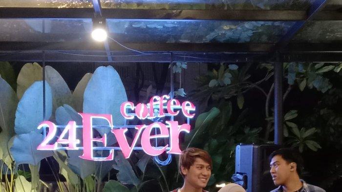 Pasangan artis Lesty Kejora dan Rizky Billar membuka bisnis coffe shop di Pollux Mall Cikarang, Kabupaten Bekasi.