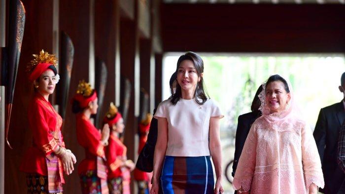 Ibu Negara Iriana Joko Widodo menerima kedatangan Ibu Negara Republik Korea, Madam Kim Keon-hee, di Hotel The Apurva Kempinski, Bali, pada Senin (14/11/2022). Tiba sekitar pukul 16.30 WITA, Ibu Iriana menyambut langsung kedatangan Madam Kim Keon-hee di lobi kedatangan.