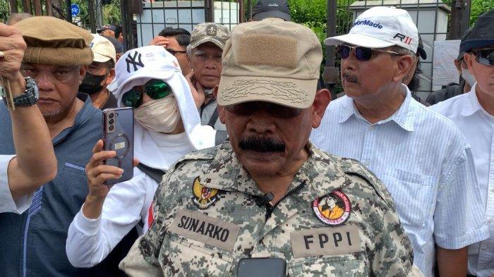 Mantan Danjen Kopassus Mayjen Soenarko saat memimpin demo di Gedung KPU terkait Pemilu yang dinilai curang. Soenarko menyebut Indonesia tidak boleh dipimpin kumpulan penipu dan rampok.