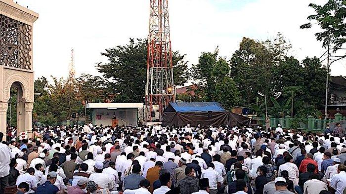 Jemaah memadati Masjid Jami Al Huda Muhammadiyah di Tebet Timur, Jakarta Selatan melaksanakan salat Idul Adha 1444 Hijriah, Rabu (28/6/2023)