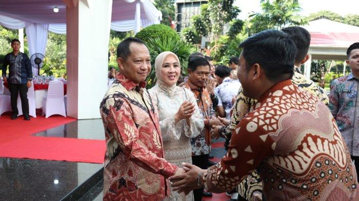 Mendagri Muhammad Tito Karnavian (kanan) menghadiri acara halalbihalal Hari Raya Idul Fitri Tahun 2024/1445 Hijriah di Halaman Plaza Gedung A Kantor Pusat Kemendagri, Jakarta, Kamis (18/4/2024).