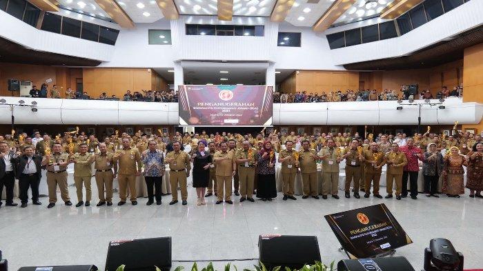 Menteri Dalam Negeri (Mendagri) Muhammad Tito Karnavian menyerahkan penghargaan kepada daerah terinovatif pada gelaran Innovative Government Award (IGA) 2023.
