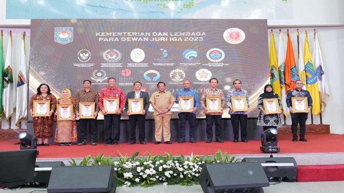 Menteri Dalam Negeri (Mendagri) Muhammad Tito Karnavian menyerahkan penghargaan kepada daerah terinovatif pada gelaran Innovative Government Award (IGA) 2023.