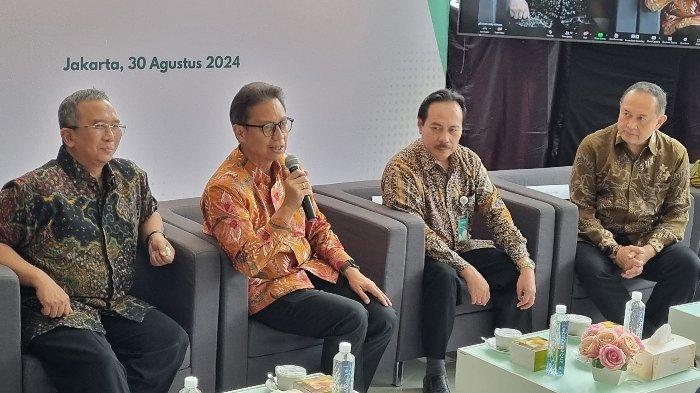Menteri Kesehatan Budi Gunadi Sadikin (kedua kiri), Direktur Utama RSCM Supriyanto (kedua kanan) pada konferensi pers sekaligus menyaksikan tindakan operasi jarak jauh live telerobotik pertama di RSCM, Jakarta, Jumat (30/8/2024).
