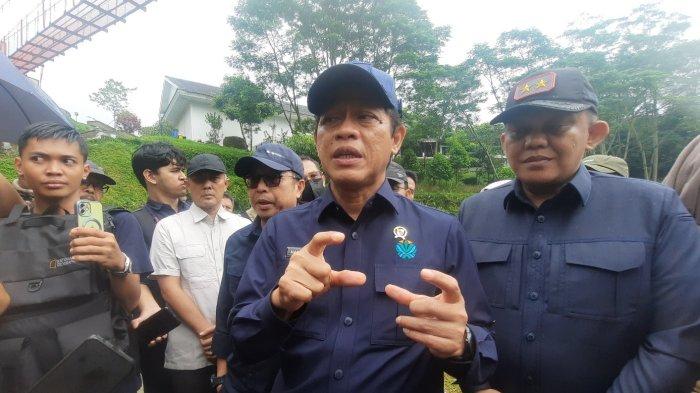 DANAU LIDO MENYUSUT - Menteri Lingkungan Hidup, Hanif Faisol Nurofiq, meninjau kondisi Danau Lido di Kecamatan Cigombong, Kabupaten Bogor, Jawa Barat, pada Sabtu (1/12/2025). Danau Lido mengalami penyusutan lahan sekira 24 hektar akibat pembangunan infrastruktur masif di wilayah Cigombong, Kabupaten Bogor.