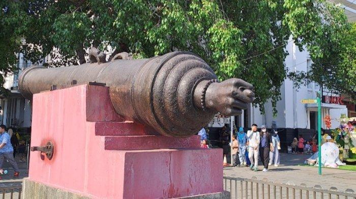 Objek Meriam Si Jagur di Kota Tua yang dikritik karena menampilkan hal tidak senonoh.