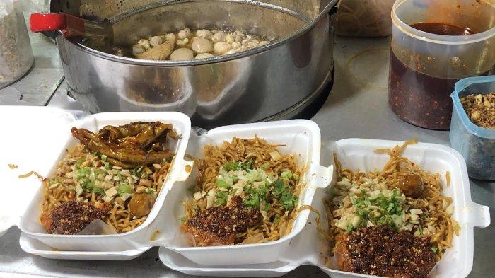 Mie Djebew Gofar, terletak persis di depan Indekos Yudistira Jalan Kelapa Sawit Raya Rw 8, Kelurahan Kayu Manis, Kecamatan Matraman, Jakarta Timur, Sabtu (15/7/2023).