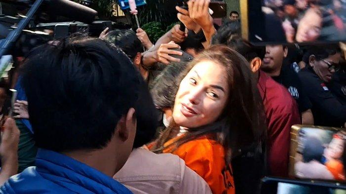 NIKITA MIRZANI DITAHAN - Nikita Mirzani resmi jadi tersangka dan ditahan di Polda Metro Jaya, Semanggi, Jakarta Selatan, Selasa (4/3/2025) bersama asistennya, Mail atau IM. Nikita ditahan selama 20 hari ke depan.