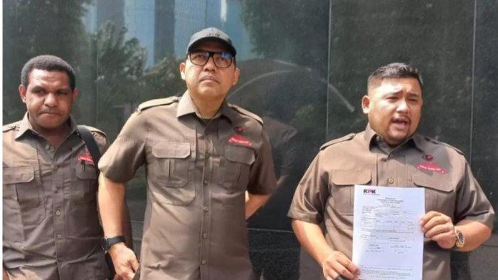 National Corruption Watch (NCW) saat melaporkan Cak Imin ke kantor KPK