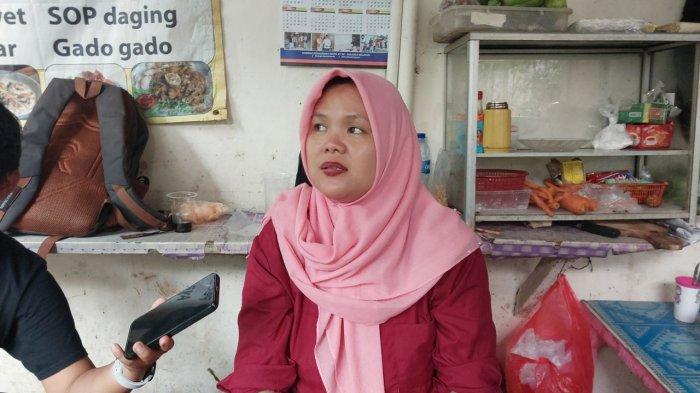 Neneng (43), pemilik warung kerek yang terletak di Jalan Poncol No 49, Mampang Prapatan, Jakarta Selatan.