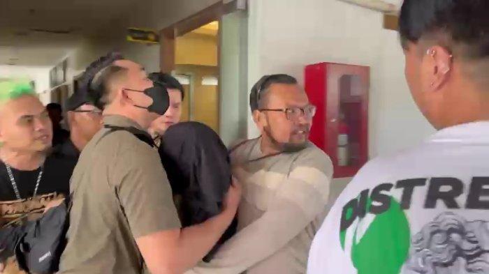 Momen penjemputan Lolly, putri Nikita Mirzani, di apartemen di kawasan Bintaro, Tangerang Selatan, Kamis (18/9/2024).