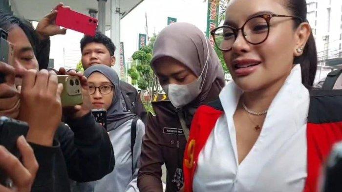 JALANI SIDANG - Nikita Mirzani di PN Jakarta Selatan, Selasa (24/6/2025).