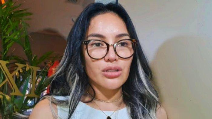 Pemain film dan presenter Nikita Mirzani di Kuningan, Jakarta Selatan, Selasa (30/4/2024).